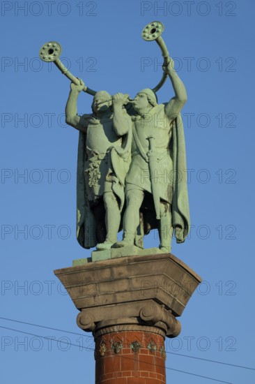 Lurspieler, antique trumpets, bronze sculpture on terracotta column, Town Hall Square, Rathausplatz