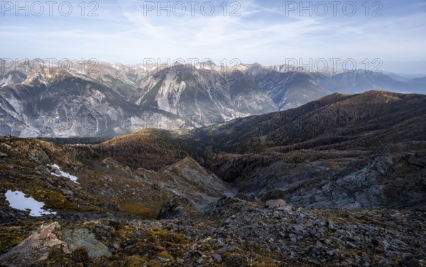 View from the ridge of the Venet to the mountain panorama of the Parzinn Group of the Lechtal Alps,