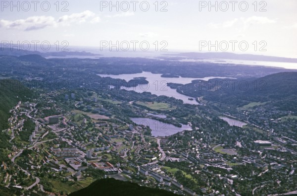 Blick über ein Wohngebiet in einem Vorort von Arstad, Stadt Bergen, Norwegen, 1966