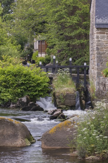 Buildings located at a waterway in Pont-Aven. The village is known for the artists who worked there