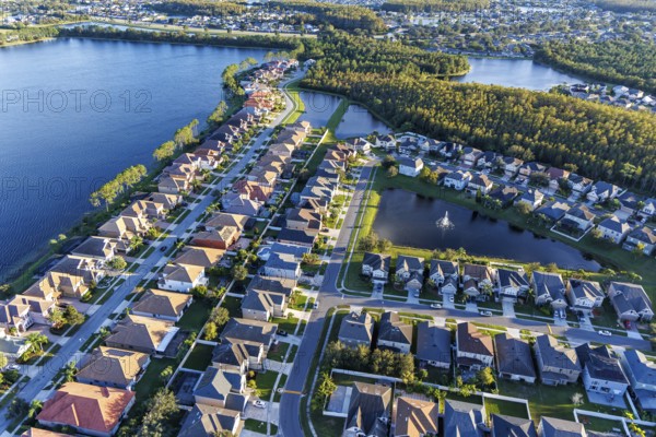Aerial view of a new housing estate with houses on the lake in Wyndham Lakes, Orlando, USA, North