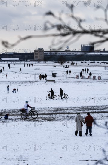 Winter shows itself: many visitors on the snow-covered Tempelhofer Feld, 15.02.2025, Berlin,