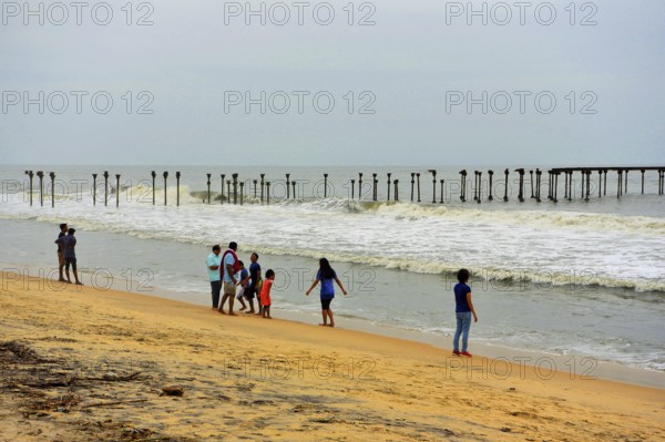 Tourists enjoying, Alappuzha Beach, Alappuzha, Alleppey, Kerala, India, Asia