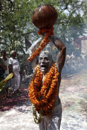 Priest pouring hot milk ritual, Karaha Pujan, Varanasi, Uttar Pradesh, India, Asia