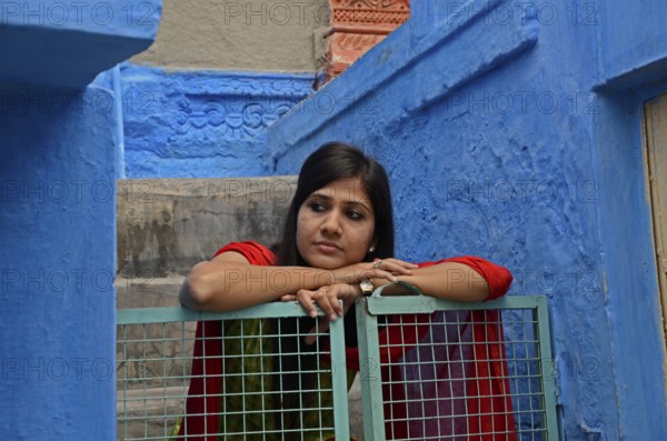 Woman waiting house gate, Jodhpur, Rajasthan, India, Asia