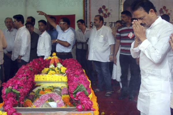 Congress party leader Bhai Jagtap pay his last respect to veteran trade union leader Sharad Rao, in