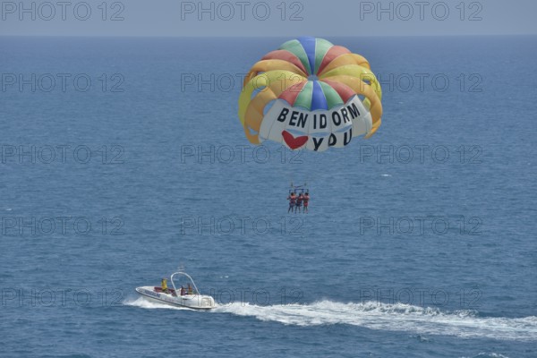 Excursion boat with paraglider, labeled "Benidorm loves you", Playa Levante, Benidorm, Costa