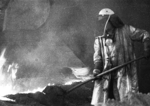 The work of the steelworkers, like here on 31 August 1971 at the Mannesmann-Huettenwerke in