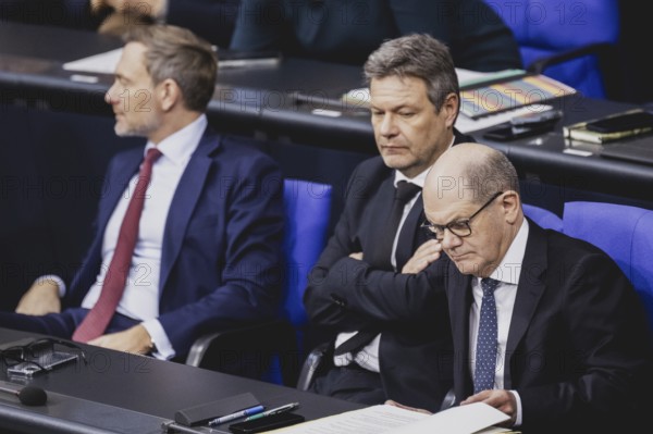 (R-L) Olaf Scholz (SPD), Bundeskanzler, Robert Habeck (Buendnis 90 Die Gruenen), Bundesminister