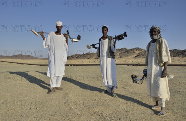 Gold seekers with metal detectors, near Abu Sara, Nubia, Sudan, Africa