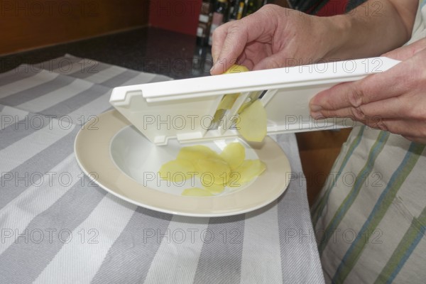 Preparation of cress soup with crisps, cutting potatoes, slicing, vegetable slicer, grating,