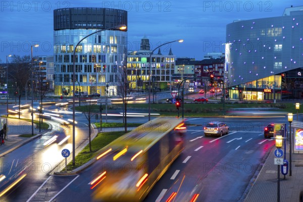 Evening city centre traffic in Essen, large intersection, roundabout, Berliner Platz, this area