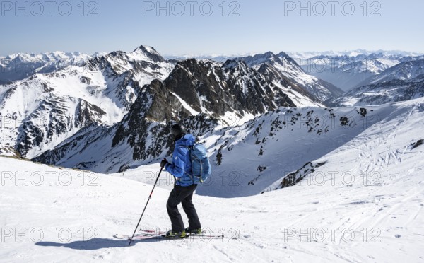 Ski tourers, peaks and mountains in winter, Sellraintal, Kühtai, Tyrol, Austria, Europe