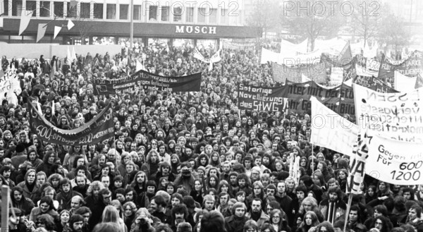 More than 10, 000 students demonstrated in Düsseldorf on 7 November 1974 for more Bafoeg and