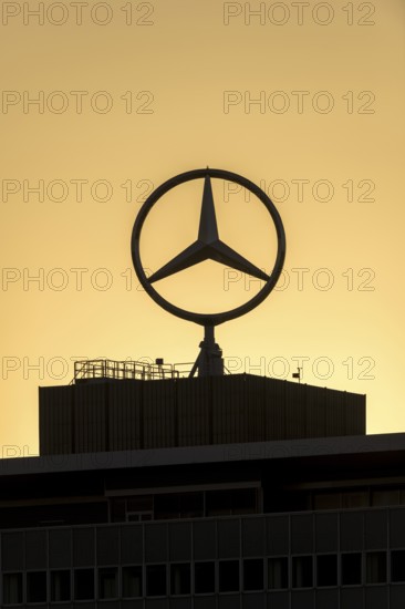 Merdedes star, Daimler, Mercedes-Benz, corporate headquarters, evening atmosphere, after sunset,