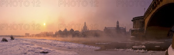 Dresden, morning fog over the Elbe. With temperatures as low as 20 degrees below zero, the Elbe