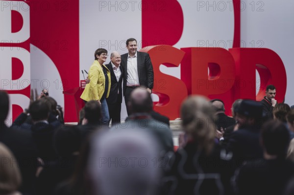 (L-R) Saskia Esken, SPD-Parteivorsitzende, Olaf Scholz (SPD), Bundeskanzler, und Lars Klingbeil,