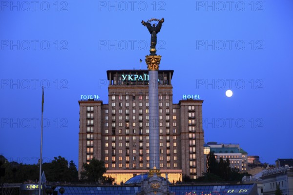 Ukraine Independence Monument on the Majdan Nesaleshnosti and the Hotel Ukrajina, Kiev, Ukraine,