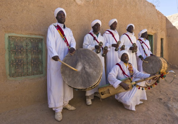 Morocco, traditional musicians with instruments, Pigeons du Sable group, Merzouga, Erg Chebbi