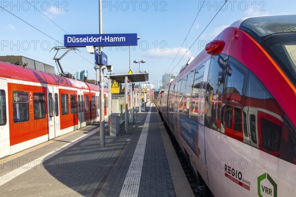 S-Bahn station, Düsseldorf-Hamm stop, Düsseldorf city centre skyline, Media Harbour, local train
