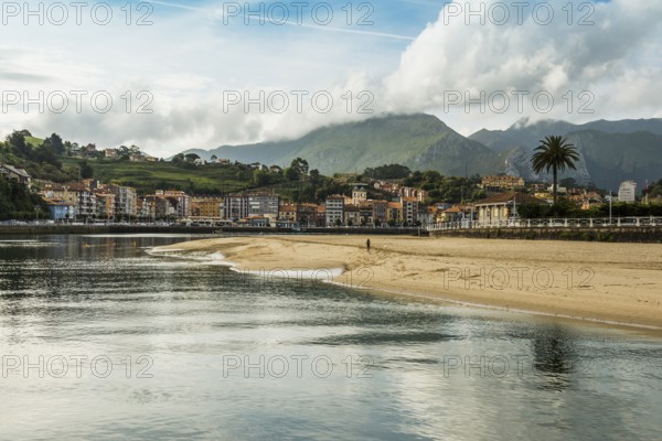 Village and beach, Ribadesella, Asturias, Asturias, Costa Verde, Northern Spain, Spain, Europe