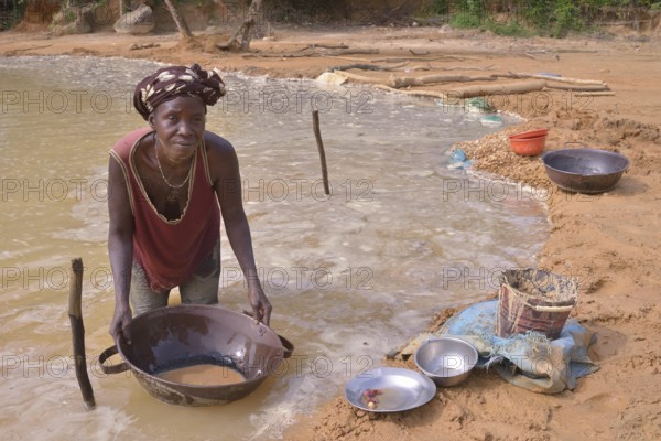 Female gold panner near Koidu, Kono District, Eastern Province Region, Sierra Leone, Africa