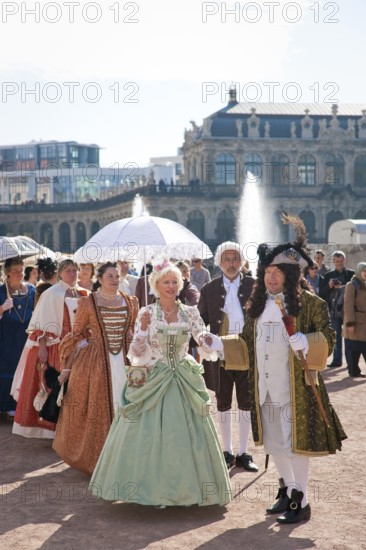 Baroque performers in the Zwinger, the tradition of past festivities and court ceremonies at the