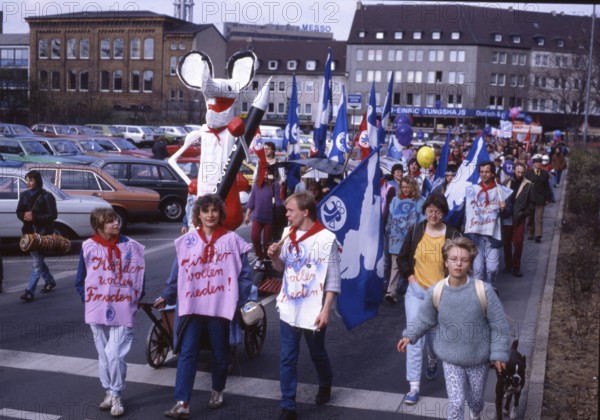 DEU, Germany: The historical slides from the 80-90s, Ruhr area.peace movement. Easter March 84-5