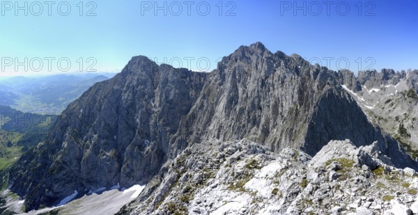 View from the summit of Lärchegg to Maukspitze and Ackerlspitze in the Wilder Kaiser, Tyrol,
