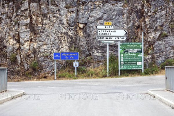 Signpost near dam at Lac de Sainte-Croix, Provence-Alpes-Côte d'Azur, Provence, France, Europe