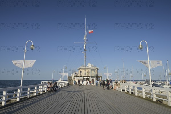 Tourists, pier, Sopot Molo, Sopot, Pomeranian Voivodeship, Poland, Europe