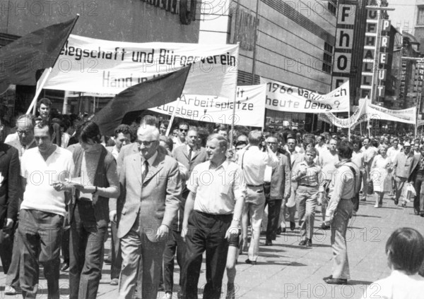 With black flags, mourning and anger, workers of Delog, a factory for flat glass, demonstrated in