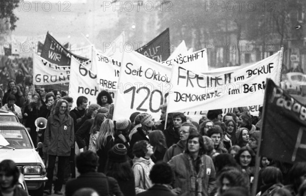 More than 10, 000 students demonstrated in Düsseldorf on 7 November 1974 for more Bafoeg and