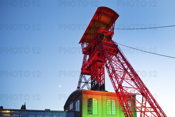 Illuminated winding tower of the former Rheinpreussen 4 shaft for the Extraschicht, Moers, Ruhr