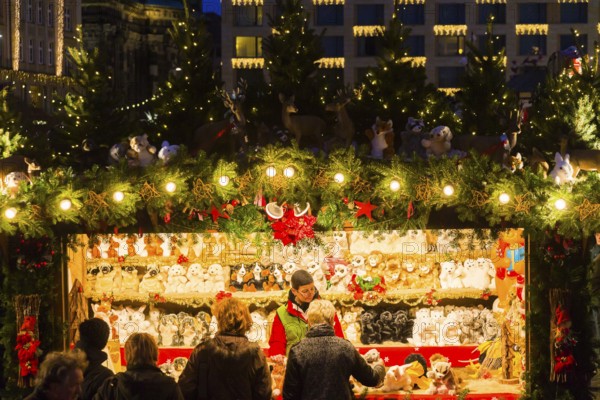 580th Striezelmarkt in Dresden Striezelmarkt, which has been held since 1434, is the oldest