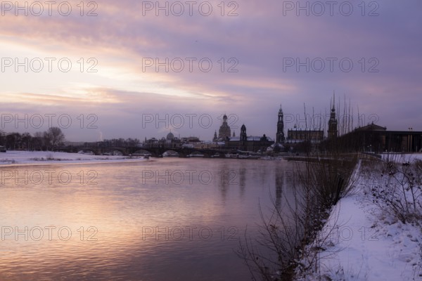 Sunrise on the banks of the Elbe in Dresden