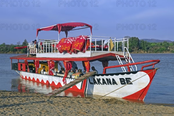 Tourists on river boat on Tsiribihina River at Begidro near Ankiliroroka, Belo sur Tsiribihina,
