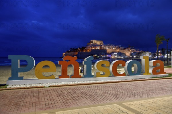 Sign Peñíscola at the promenade, blue hour, Peñíscola, province Castellón, Costa del Azahar, region