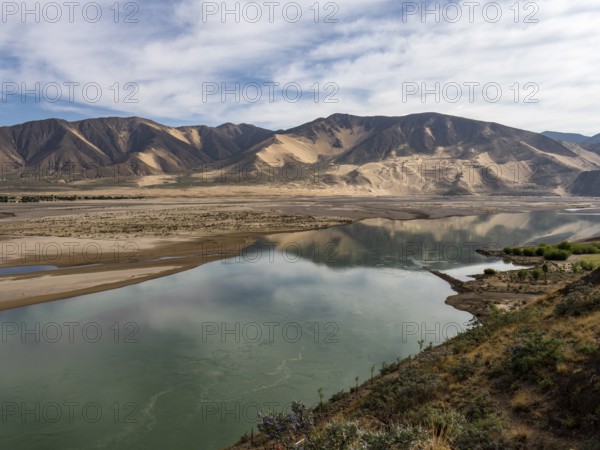 Yarlung Tsangpo River in meanders, Brahmaputra, highlands of Tibet, China, Asia