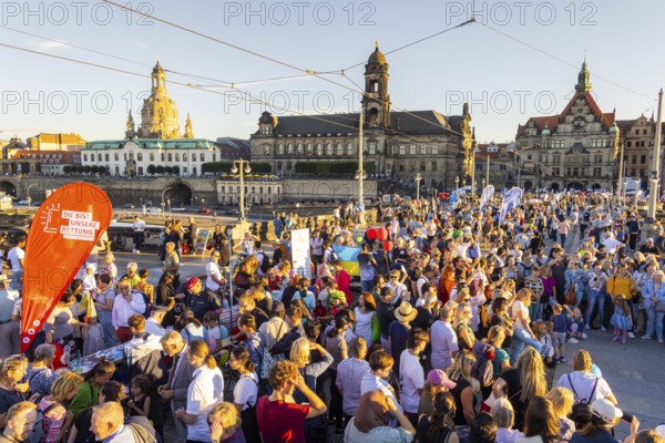 Dresden eats colourfully on Augustusbrücke and Schlossplatz. The motto of this year's banquet is