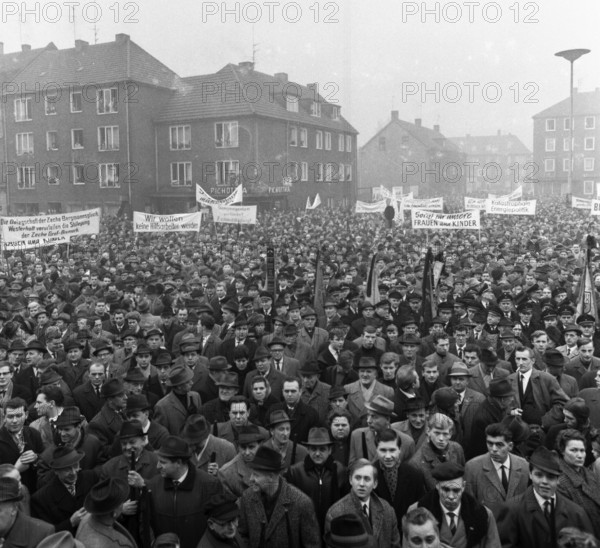 With black flags, miners of the Bismarck colliery and their relatives demonstrated against the
