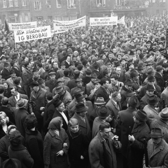 With black flags, miners of the Bismarck colliery and their relatives demonstrated against the
