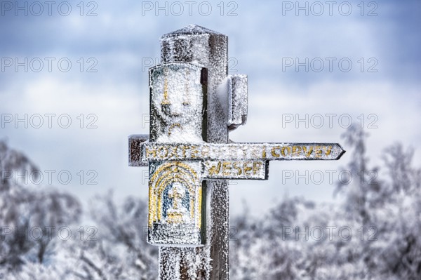 Snowy signpost, hiking trail to Corvey and the Weser, winter 2012, Köterberg, Lügde, Weserbergland,