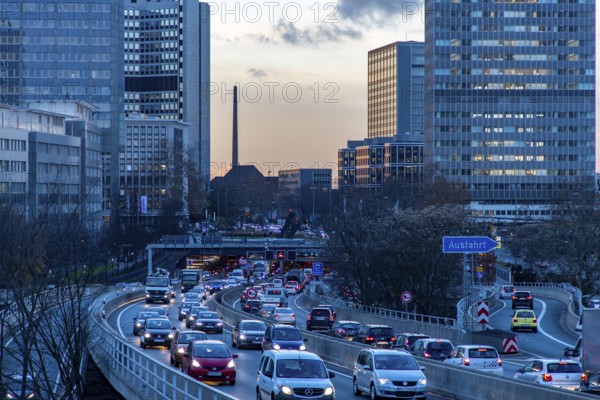 Motorway A40, Ruhrschnellweg, in Essen, junction Essen-Zentrum, city skyline, Ruhrschnellweg