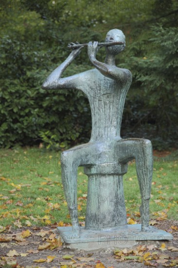 Sculpture Flute player by Walter Wadephul 1965, modern art, bronze, sitting, stool, flute, playing