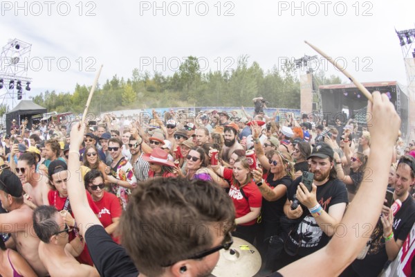 Flo Hagmüller, drummer of the band Schmutzki and fans on the beach in front of the Becks Beach