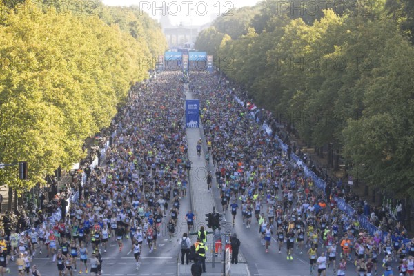 Runners after the starting signal on Straße des 17. Juni at the 50th BMW Berlin Marathon 2024 on