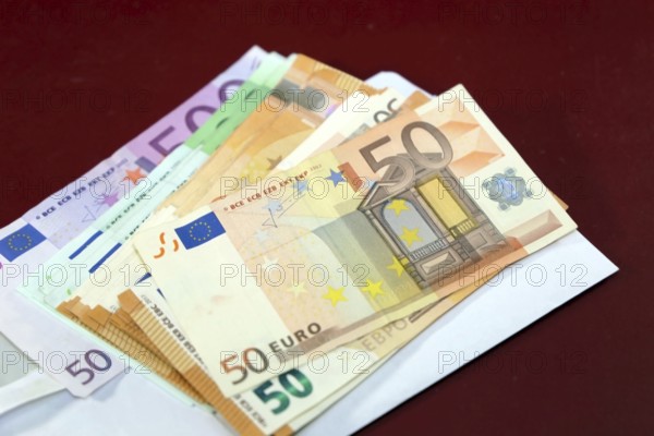 Briefkuvert mit Eurobanknoten (Envelope with euro bank notes)