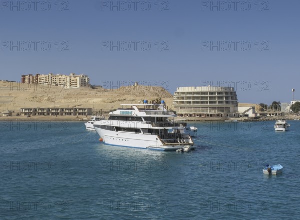 Yacht, excursion boat in front of the Old Sheraton Hotel, Hurghada, Egypt, Africa