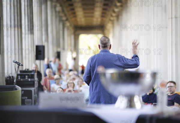 Reading by Ulrike C. Tscharre and live music at the Kolonnaden Bar on Museum Island in Berlin,